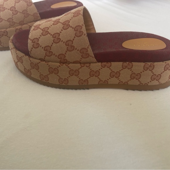 GUCCI
Canvas GG Monogram Angelina
Platform Slide Sandals 
Size 39 Beige
Ruggine - Picture 9 of 11